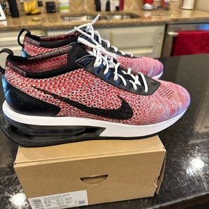 Men’s Nike FlyKnit size 8.5 new with box